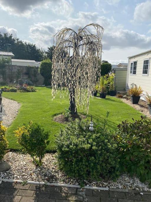 2 Bed, 2 Bath Lodge Style Caravan With Hot Tub & Private Garden At Patrington Haven Leisure Park 외부 사진