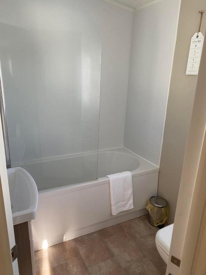 2 Bed, 2 Bath Lodge Style Caravan With Hot Tub & Private Garden At Patrington Haven Leisure Park 외부 사진
