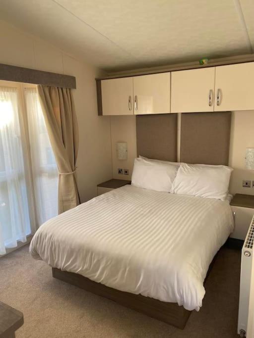 2 Bed, 2 Bath Lodge Style Caravan With Hot Tub & Private Garden At Patrington Haven Leisure Park 외부 사진