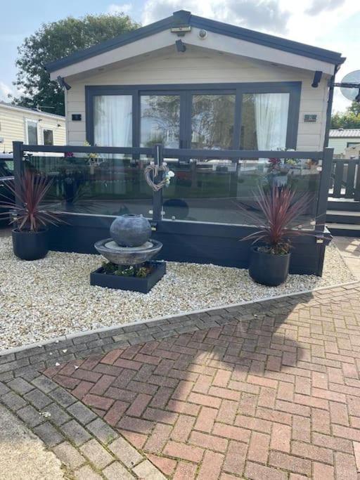 2 Bed, 2 Bath Lodge Style Caravan With Hot Tub & Private Garden At Patrington Haven Leisure Park 외부 사진