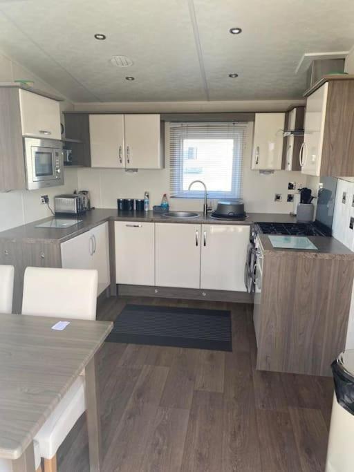 2 Bed, 2 Bath Lodge Style Caravan With Hot Tub & Private Garden At Patrington Haven Leisure Park 외부 사진