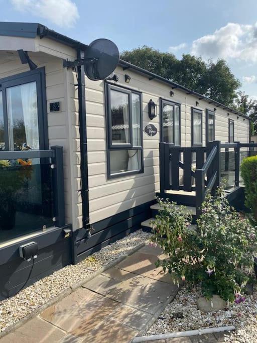 2 Bed, 2 Bath Lodge Style Caravan With Hot Tub & Private Garden At Patrington Haven Leisure Park 외부 사진