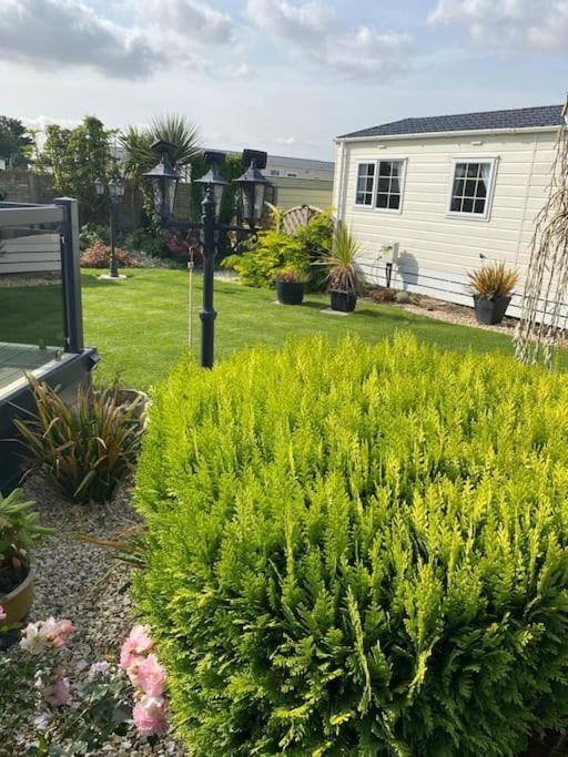 2 Bed, 2 Bath Lodge Style Caravan With Hot Tub & Private Garden At Patrington Haven Leisure Park 외부 사진