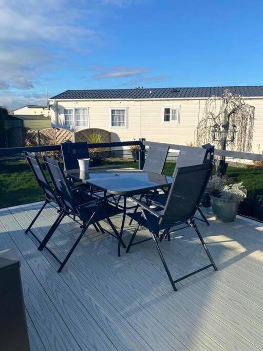 2 Bed, 2 Bath Lodge Style Caravan With Hot Tub & Private Garden At Patrington Haven Leisure Park 외부 사진