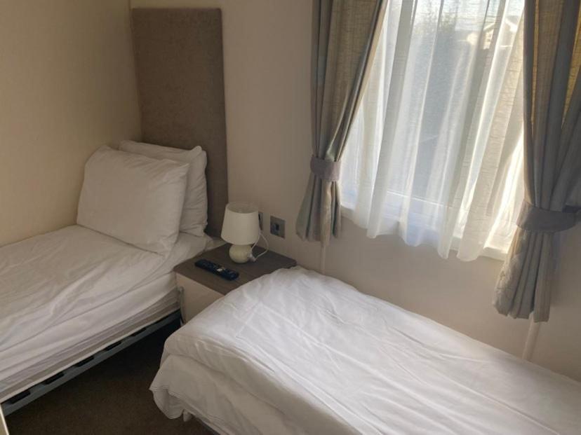 2 Bed, 2 Bath Lodge Style Caravan With Hot Tub & Private Garden At Patrington Haven Leisure Park 외부 사진