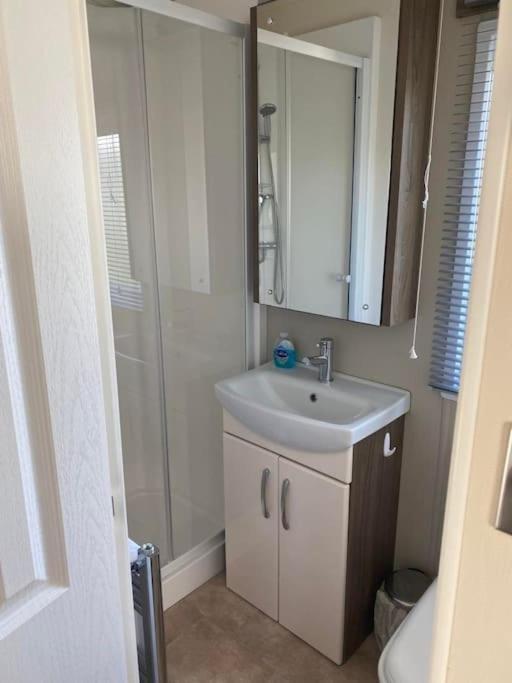 2 Bed, 2 Bath Lodge Style Caravan With Hot Tub & Private Garden At Patrington Haven Leisure Park 외부 사진