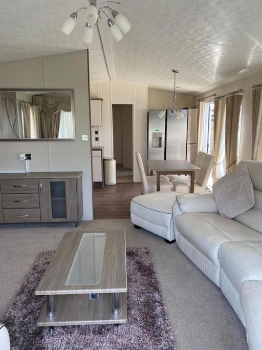 2 Bed, 2 Bath Lodge Style Caravan With Hot Tub & Private Garden At Patrington Haven Leisure Park 외부 사진