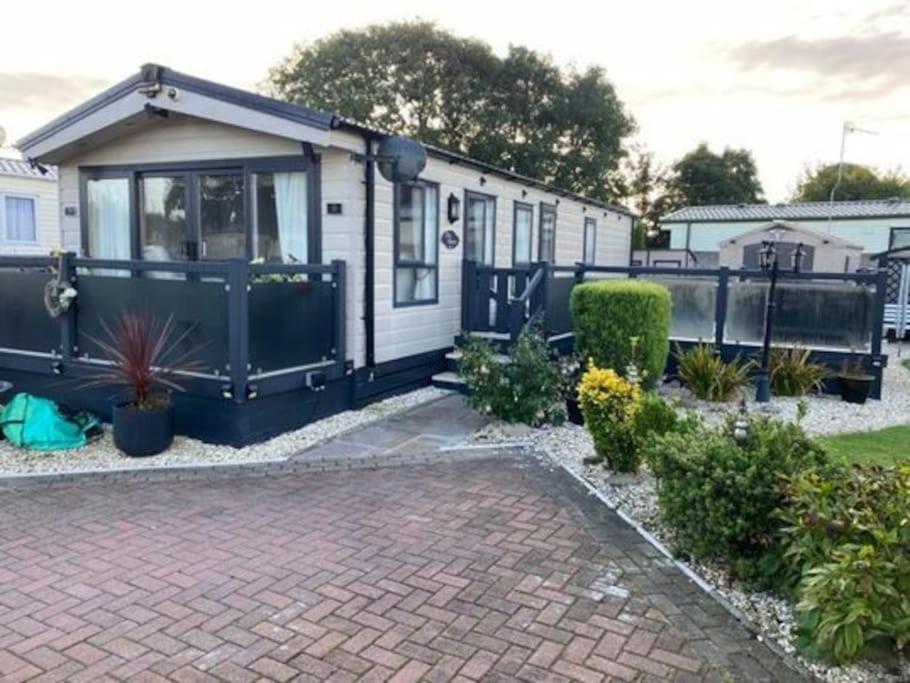 2 Bed, 2 Bath Lodge Style Caravan With Hot Tub & Private Garden At Patrington Haven Leisure Park 외부 사진