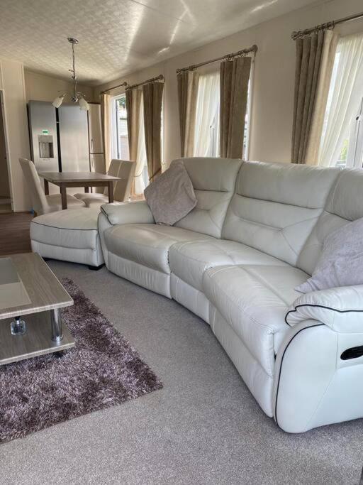 2 Bed, 2 Bath Lodge Style Caravan With Hot Tub & Private Garden At Patrington Haven Leisure Park 외부 사진